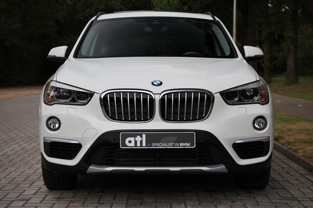 BMW X1 xDrive20i X Line | Aut | Pano | LED | Clima | Navi | Trekhaak | Stoelverwarming | Sportstuur | PDC V+A | Etc.