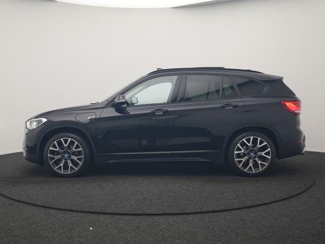BMW X1 xDrive25e Sportline PHEV 221pk Dealer O.H | Trekhaak Afn. | Panodak | Camera | Head Up | Sportstoelen & Stuur Verwarmd | Cruise Control | Sfeerverlichting | Navigatie | Virtual | DAB | 19"L.M | Plug In Hybrid |