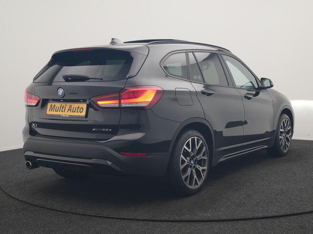 BMW X1 xDrive25e Sportline PHEV 221pk Dealer O.H | Trekhaak Afn. | Panodak | Camera | Head Up | Sportstoelen & Stuur Verwarmd | Cruise Control | Sfeerverlichting | Navigatie | Virtual | DAB | 19"L.M | Plug In Hybrid |