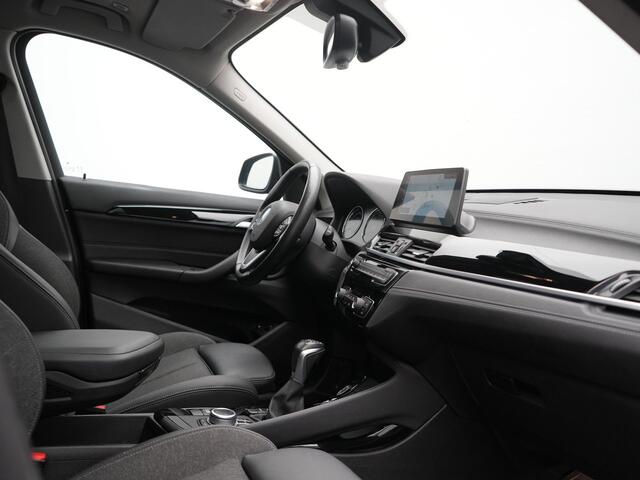 BMW X1 xDrive25e Sportline PHEV 221pk Dealer O.H | Trekhaak Afn. | Panodak | Camera | Head Up | Sportstoelen & Stuur Verwarmd | Cruise Control | Sfeerverlichting | Navigatie | Virtual | DAB | 19"L.M | Plug In Hybrid |