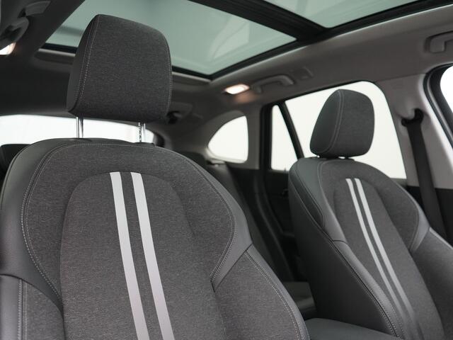 BMW X1 xDrive25e Sportline PHEV 221pk Dealer O.H | Trekhaak Afn. | Panodak | Camera | Head Up | Sportstoelen & Stuur Verwarmd | Cruise Control | Sfeerverlichting | Navigatie | Virtual | DAB | 19"L.M | Plug In Hybrid |