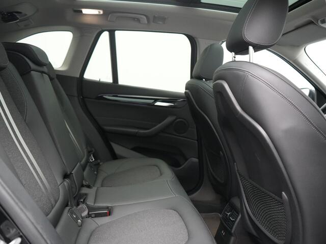 BMW X1 xDrive25e Sportline PHEV 221pk Dealer O.H | Trekhaak Afn. | Panodak | Camera | Head Up | Sportstoelen & Stuur Verwarmd | Cruise Control | Sfeerverlichting | Navigatie | Virtual | DAB | 19"L.M | Plug In Hybrid |