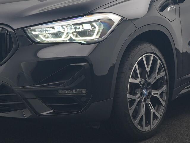 BMW X1 xDrive25e Sportline PHEV 221pk Dealer O.H | Trekhaak Afn. | Panodak | Camera | Head Up | Sportstoelen & Stuur Verwarmd | Cruise Control | Sfeerverlichting | Navigatie | Virtual | DAB | 19"L.M | Plug In Hybrid |