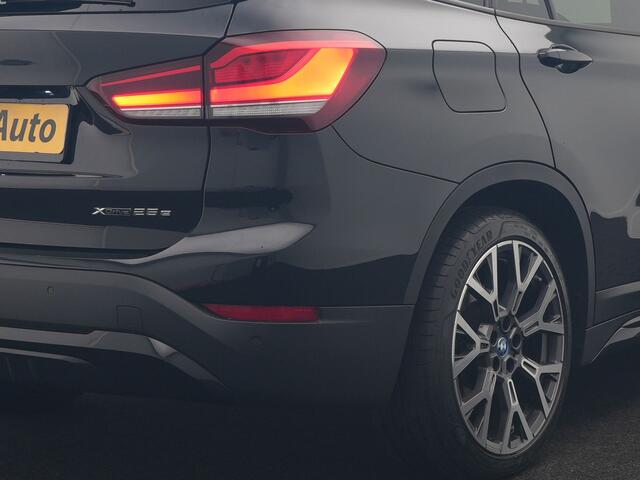 BMW X1 xDrive25e Sportline PHEV 221pk Dealer O.H | Trekhaak Afn. | Panodak | Camera | Head Up | Sportstoelen & Stuur Verwarmd | Cruise Control | Sfeerverlichting | Navigatie | Virtual | DAB | 19"L.M | Plug In Hybrid |