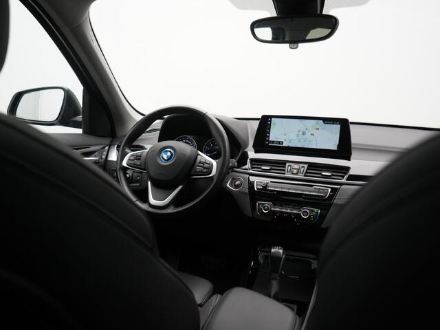 BMW X1 xDrive25e Sportline PHEV 221pk Dealer O.H | Trekhaak Afn. | Panodak | Camera | Head Up | Sportstoelen & Stuur Verwarmd | Cruise Control | Sfeerverlichting | Navigatie | Virtual | DAB | 19"L.M | Plug In Hybrid |