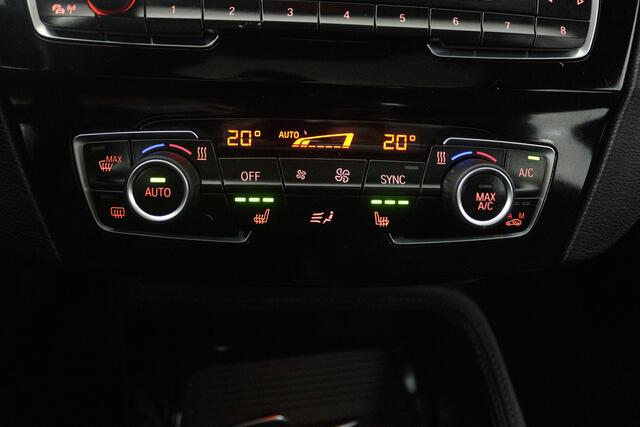 BMW X1 xDrive20i High Executive (PANORAMADAK, HEAD-UP, STOELVERWARMING, TREKHAAK, CAMERA, ELEKTR STOELEN)