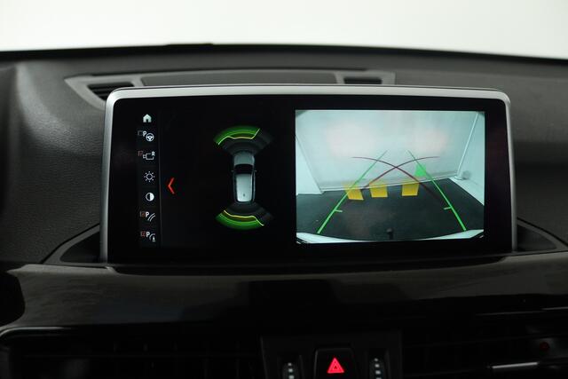 BMW X1 xDrive20i High Executive (PANORAMADAK, HEAD-UP, STOELVERWARMING, TREKHAAK, CAMERA, ELEKTR STOELEN)