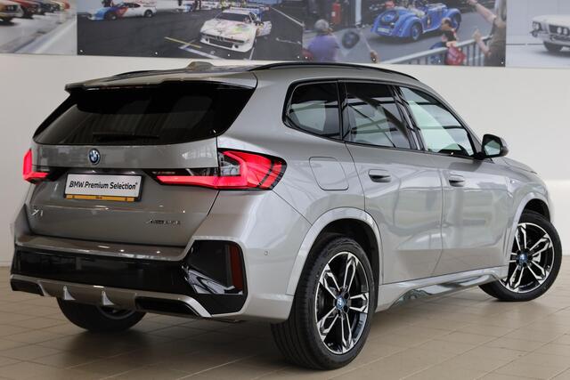 BMW X1 xDrive25e | M Sportpakket | Panoramadak | Achteruitrijcamera | Trekhaak | Stoelverwarming