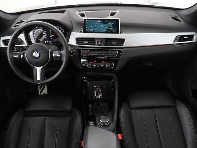 BMW X1 sDrive18i High Executive | Panoramadak | Leder | Stoelverwarming | Cruise control | Head-up | Navigatie | Bluetooth | Interieurverlichting | Elektrische achterklep | Trekhaak