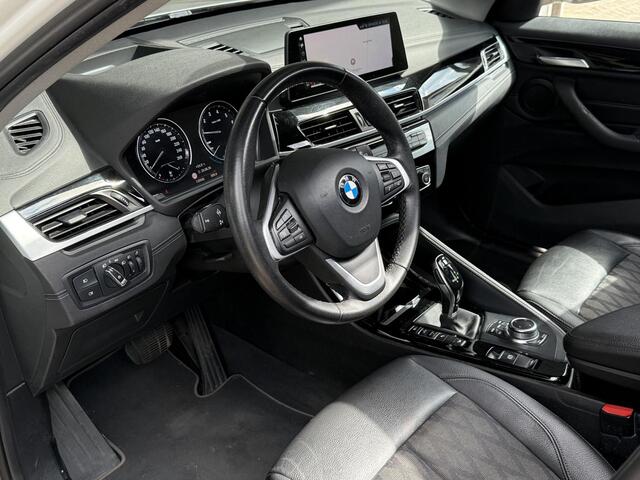BMW X1 xDrive25i X LINE | PANORAMA | NAVIGATIE PLUS | STOELVERWARMING | CAMERA | HEAD UP |