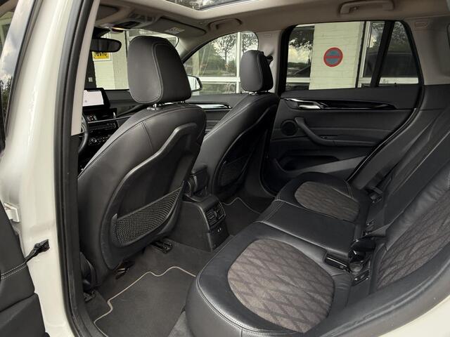 BMW X1 xDrive25i X LINE | PANORAMA | NAVIGATIE PLUS | STOELVERWARMING | CAMERA | HEAD UP |