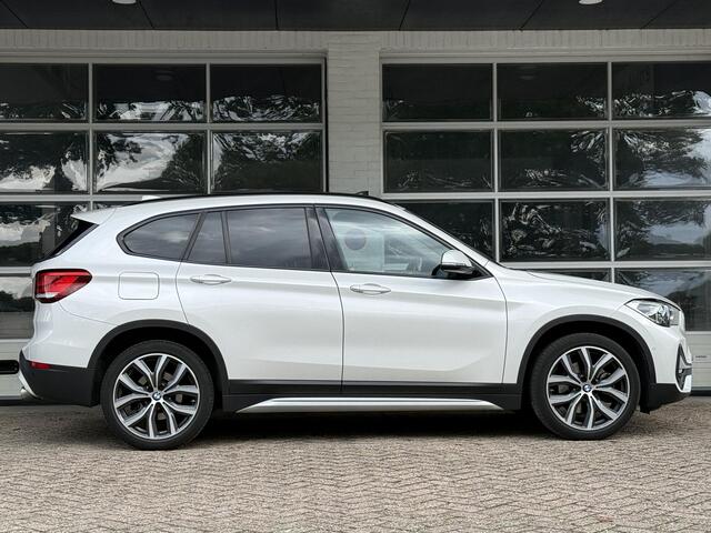 BMW X1 xDrive25i X LINE | PANORAMA | NAVIGATIE PLUS | STOELVERWARMING | CAMERA | HEAD UP |