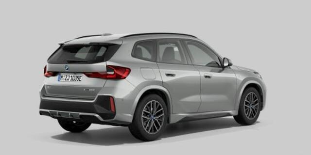 BMW X1 xDrive25e M Sport - Sportstoelen - Elektrisch verwarmde voorstoelen - Comfort Access - Grootlichtassistent - Automatisch dimmende binnenspiegel - M Sportstuurwiel - M Hemelbekleding in Anthrazit uitgevoerd -