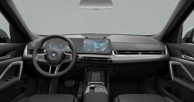 BMW X1 xDrive25e M Sport - Sportstoelen - Elektrisch verwarmde voorstoelen - Comfort Access - Grootlichtassistent - Automatisch dimmende binnenspiegel - M Sportstuurwiel - M Hemelbekleding in Anthrazit uitgevoerd -