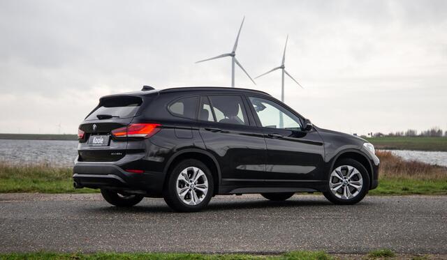 BMW X1 xDrive25e Executive CAMERA / CARPLAY / HEAD UP DISPLAY / LEDER / LED / CRUISE CONTROLE / STOELVERWARMING