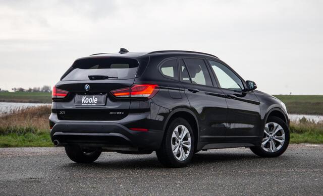 BMW X1 xDrive25e Executive CAMERA / CARPLAY / HEAD UP DISPLAY / LEDER / LED / CRUISE CONTROLE / STOELVERWARMING