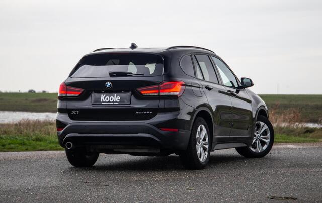 BMW X1 xDrive25e Executive CAMERA / CARPLAY / HEAD UP DISPLAY / LEDER / LED / CRUISE CONTROLE / STOELVERWARMING