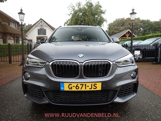BMW X1 sDrive20i M-PAKKET / CAMERA / PANODAK / SPORTSTOELEN / BLUETOOTH