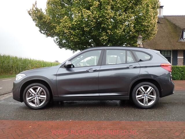BMW X1 sDrive20i M-PAKKET / CAMERA / PANODAK / SPORTSTOELEN / BLUETOOTH