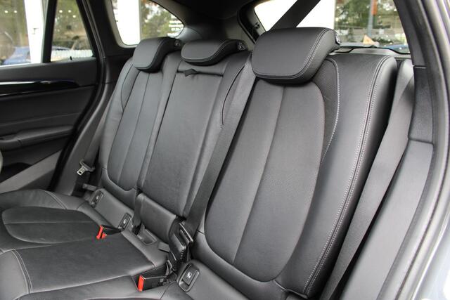 BMW X1 sDrive20i High Executive Edition | Panoramadak | Head Up Display | Trekhaak