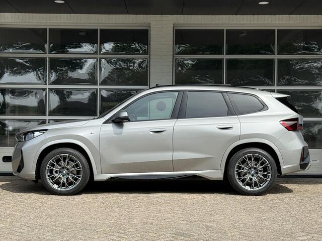 BMW X1 sDrive18i M SPORT | PANORAMA | PREMIUM PACK | ADAPT. CRUISE | KEYLESS ENTRY | STOELVERWARMING | 19 INCH LM VELGEN |