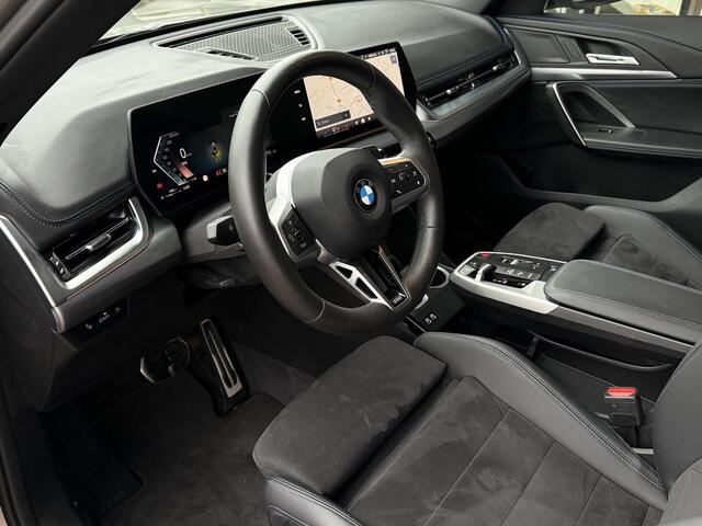 BMW X1 sDrive18i M SPORT | PANORAMA | PREMIUM PACK | ADAPT. CRUISE | KEYLESS ENTRY | STOELVERWARMING | 19 INCH LM VELGEN |