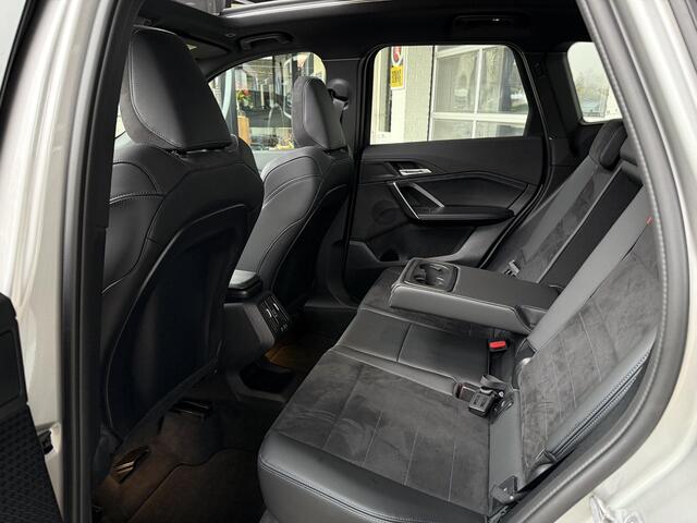 BMW X1 sDrive18i M SPORT | PANORAMA | PREMIUM PACK | ADAPT. CRUISE | KEYLESS ENTRY | STOELVERWARMING | 19 INCH LM VELGEN |