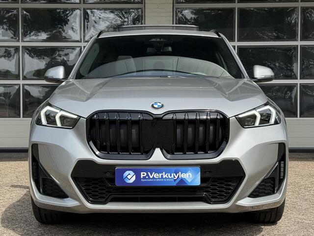 BMW X1 sDrive18i M SPORT | PANORAMA | PREMIUM PACK | ADAPT. CRUISE | KEYLESS ENTRY | STOELVERWARMING | 19 INCH LM VELGEN |