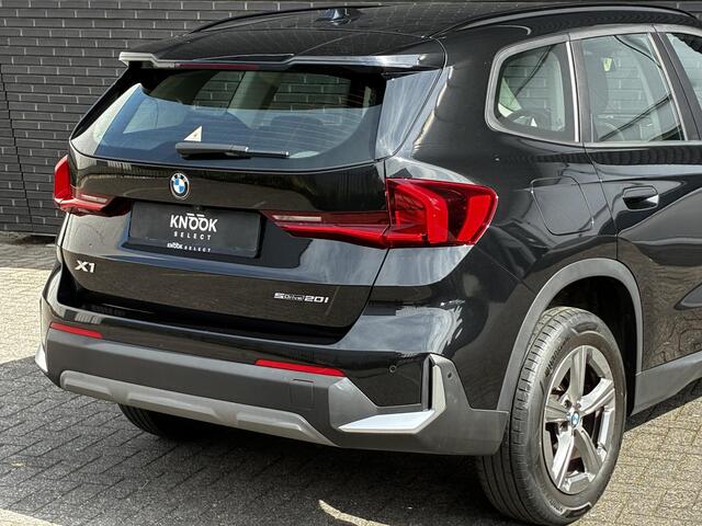 BMW X1 sDrive20i Automaat / Live Cockpit Plus / Navigatiesysteem / Parkeersensoren voor + achter / Active Guard / Cruise Control / DAB / Connected Package Professional / Parkarking Assitant / LED