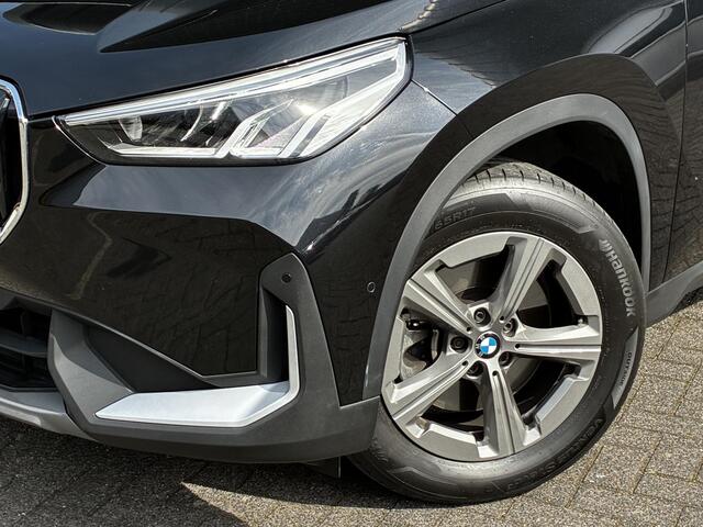 BMW X1 sDrive20i Automaat / Live Cockpit Plus / Navigatiesysteem / Parkeersensoren voor + achter / Active Guard / Cruise Control / DAB / Connected Package Professional / Parkarking Assitant / LED