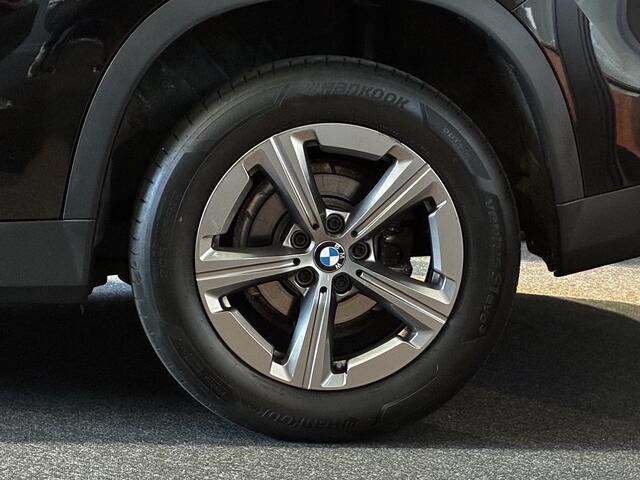 BMW X1 sDrive20i Automaat / Live Cockpit Plus / Navigatiesysteem / Parkeersensoren voor + achter / Active Guard / Cruise Control / DAB / Connected Package Professional / Parkarking Assitant / LED
