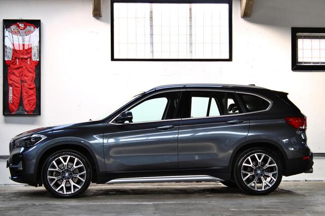 BMW X1 xDrive20i High Executive Edition | 19 inch | Apple CarPlay | Memory | Trekhaak | NL auto | 2e eigenaar |