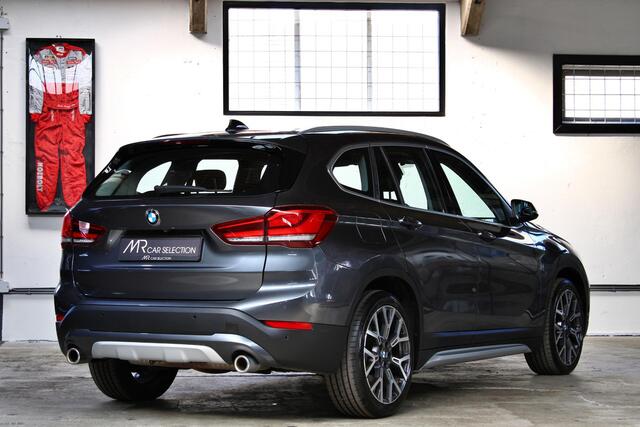 BMW X1 xDrive20i High Executive Edition | 19 inch | Apple CarPlay | Memory | Trekhaak | NL auto | 2e eigenaar |