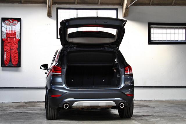 BMW X1 xDrive20i High Executive Edition | 19 inch | Apple CarPlay | Memory | Trekhaak | NL auto | 2e eigenaar |