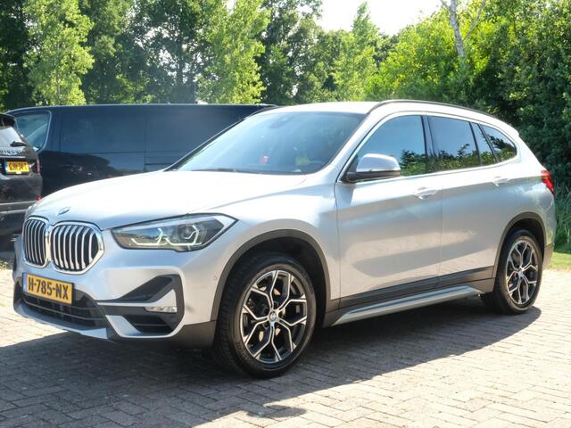 BMW X1 sDrive18i High Executive Edition 140 PK | Afneembare Trekhaak | Dealeronderhouden | Lederen Bekleding | Stoelverwarming | Camera | Head-Up display | Elektrische Klep | LED |