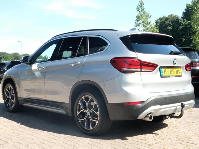 BMW X1 sDrive18i High Executive Edition 140 PK | Afneembare Trekhaak | Dealeronderhouden | Lederen Bekleding | Stoelverwarming | Camera | Head-Up display | Elektrische Klep | LED |