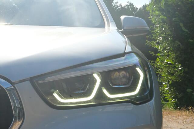 BMW X1 sDrive18i High Executive Edition 140 PK | Afneembare Trekhaak | Dealeronderhouden | Lederen Bekleding | Stoelverwarming | Camera | Head-Up display | Elektrische Klep | LED |