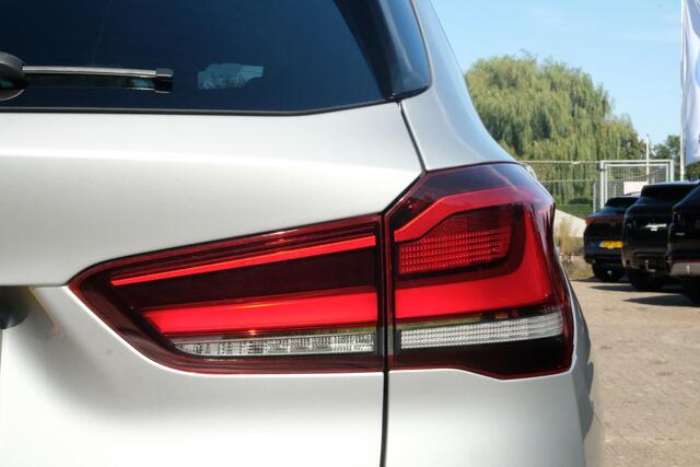 BMW X1 sDrive18i High Executive Edition 140 PK | Afneembare Trekhaak | Dealeronderhouden | Lederen Bekleding | Stoelverwarming | Camera | Head-Up display | Elektrische Klep | LED |