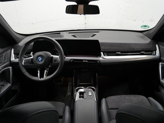 BMW X1 xDrive30e | M-Sport | Harman/kardon | Trekhaak | 19" | Elek. stoelverst. + Massage | Co Pilot | Head up | Stoel + stuurverw.