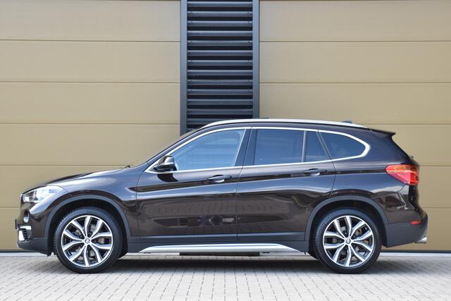 BMW X1 sDrive20i High Executive * Sportstoelen * Panoramadak * Achteruitrijcamera * Trekhaak * Head-up *