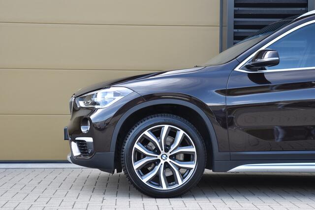 BMW X1 sDrive20i High Executive * Sportstoelen * Panoramadak * Achteruitrijcamera * Trekhaak * Head-up *