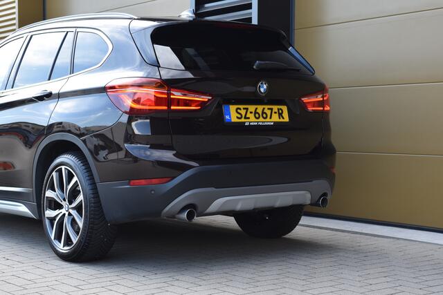 BMW X1 sDrive20i High Executive * Sportstoelen * Panoramadak * Achteruitrijcamera * Trekhaak * Head-up *