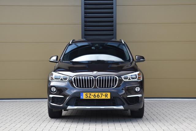 BMW X1 sDrive20i High Executive * Sportstoelen * Panoramadak * Achteruitrijcamera * Trekhaak * Head-up *