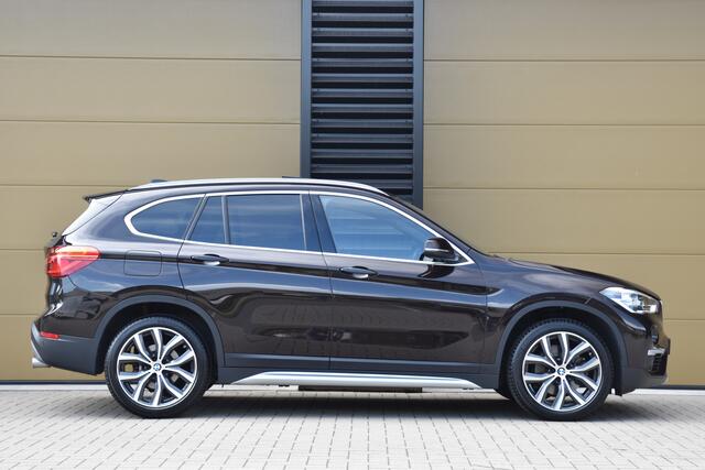 BMW X1 sDrive20i High Executive * Sportstoelen * Panoramadak * Achteruitrijcamera * Trekhaak * Head-up *
