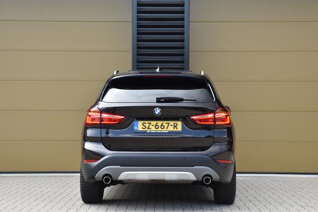 BMW X1 sDrive20i High Executive * Sportstoelen * Panoramadak * Achteruitrijcamera * Trekhaak * Head-up *