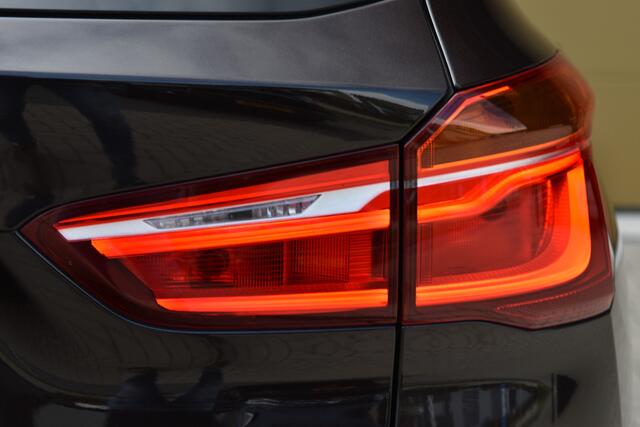 BMW X1 sDrive20i High Executive * Sportstoelen * Panoramadak * Achteruitrijcamera * Trekhaak * Head-up *