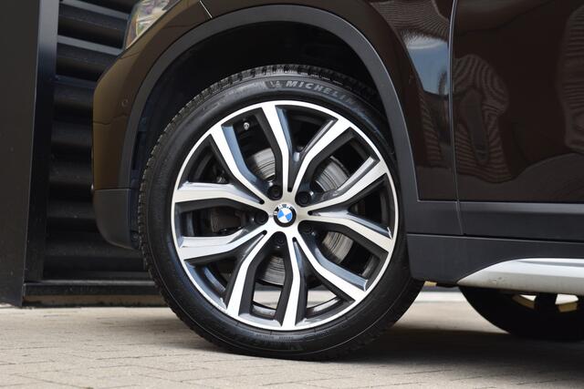 BMW X1 sDrive20i High Executive * Sportstoelen * Panoramadak * Achteruitrijcamera * Trekhaak * Head-up *