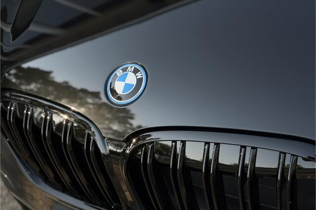BMW X1 xDrive25e M-Sport | Sportleder | Camera | Trekhaak | Head-Up | LED | 35x op voorraad!