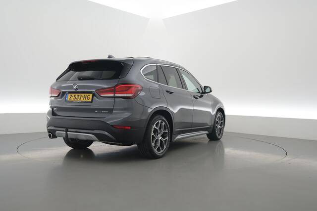 BMW X1 xDrive25e High Executive Edition | Rijklaar! | Trekhaak | S/K-Dak | HUD | Leder | Harman/Kardon | Cruise | Stoelverw. | Camera+PDC | Elek. Klep | Led | NAV+CarPlay | Climate | 18''