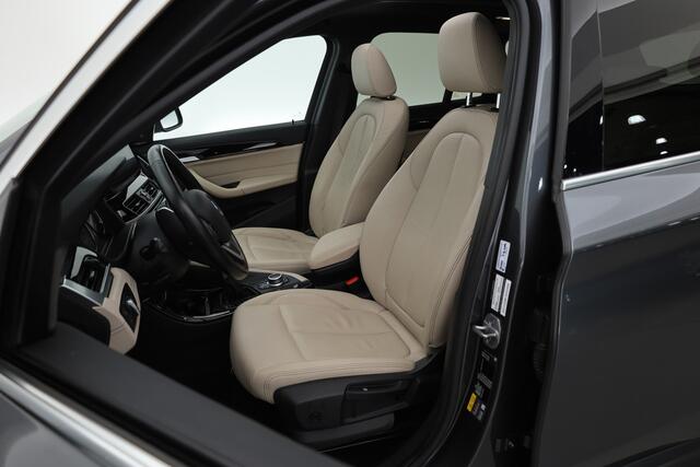 BMW X1 xDrive25e High Executive Edition | Rijklaar! | Trekhaak | S/K-Dak | HUD | Leder | Harman/Kardon | Cruise | Stoelverw. | Camera+PDC | Elek. Klep | Led | NAV+CarPlay | Climate | 18''